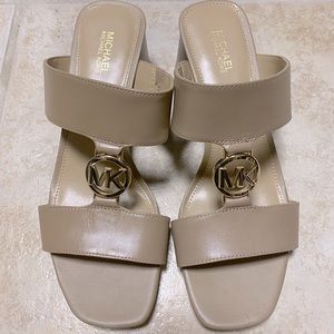 Michael by Michael Kors Logo Plaque Heeled Sandals “mules” tan sz 6.5